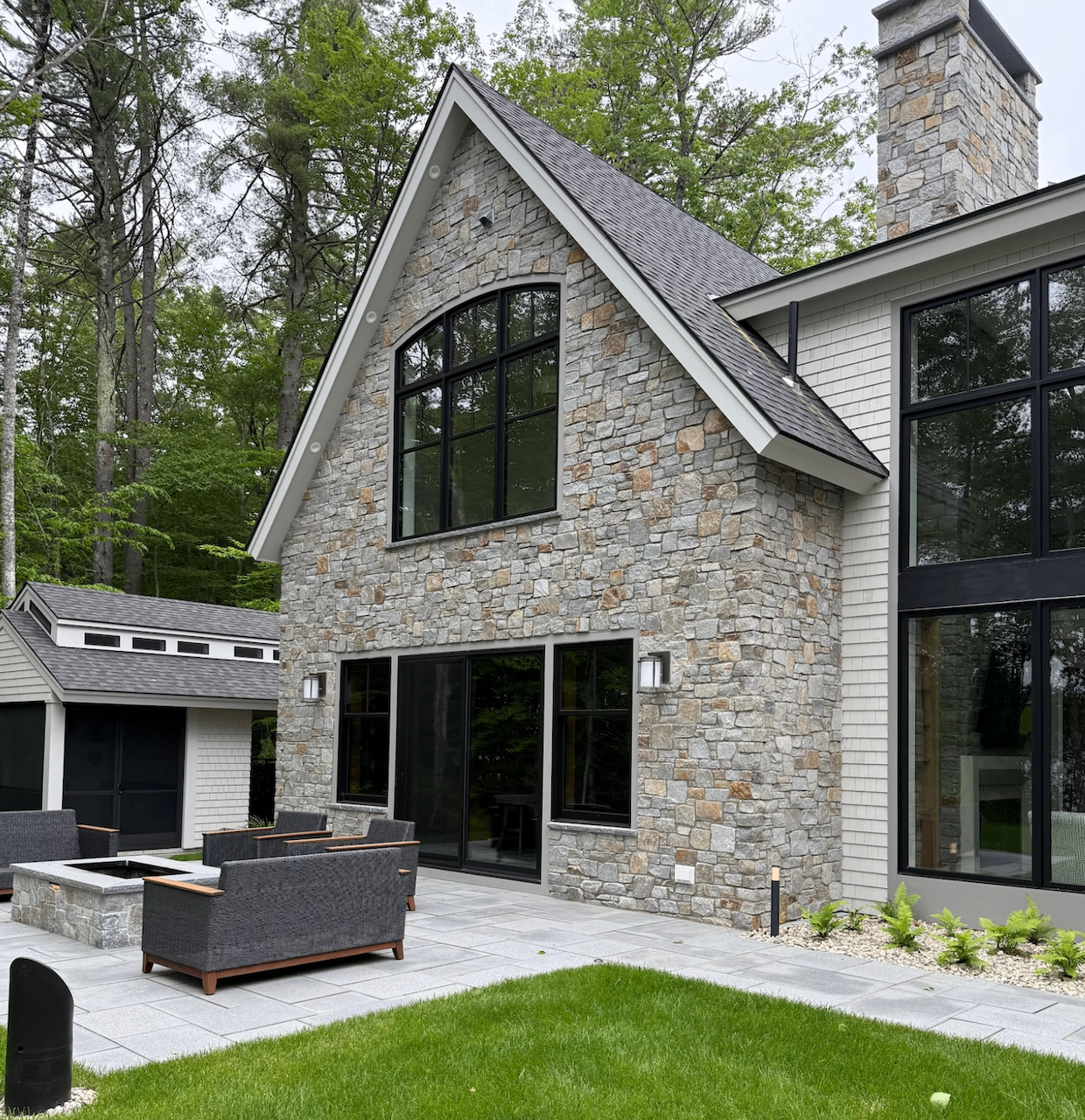 Natural stone veneer exterior corner detail showing dimensional depth and color variation